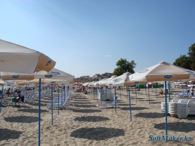 Зонты на пляже в городе Созополь